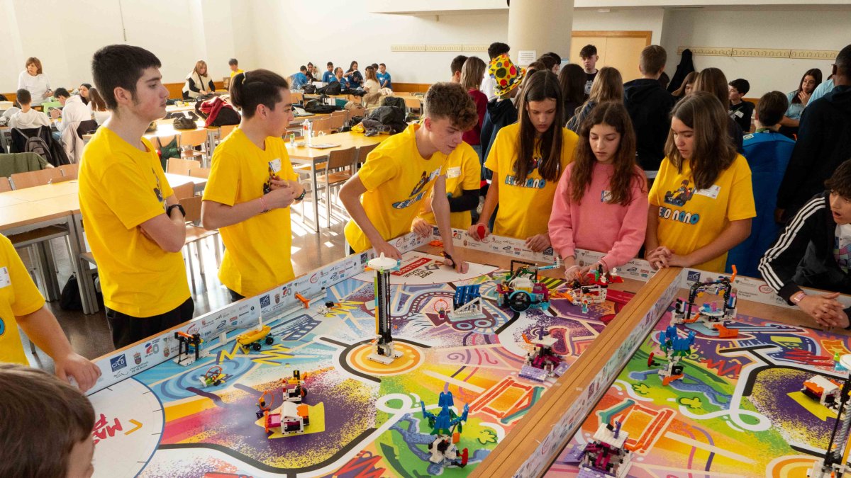 Jóvenes participan en una de las ediciones de la First Lego League.