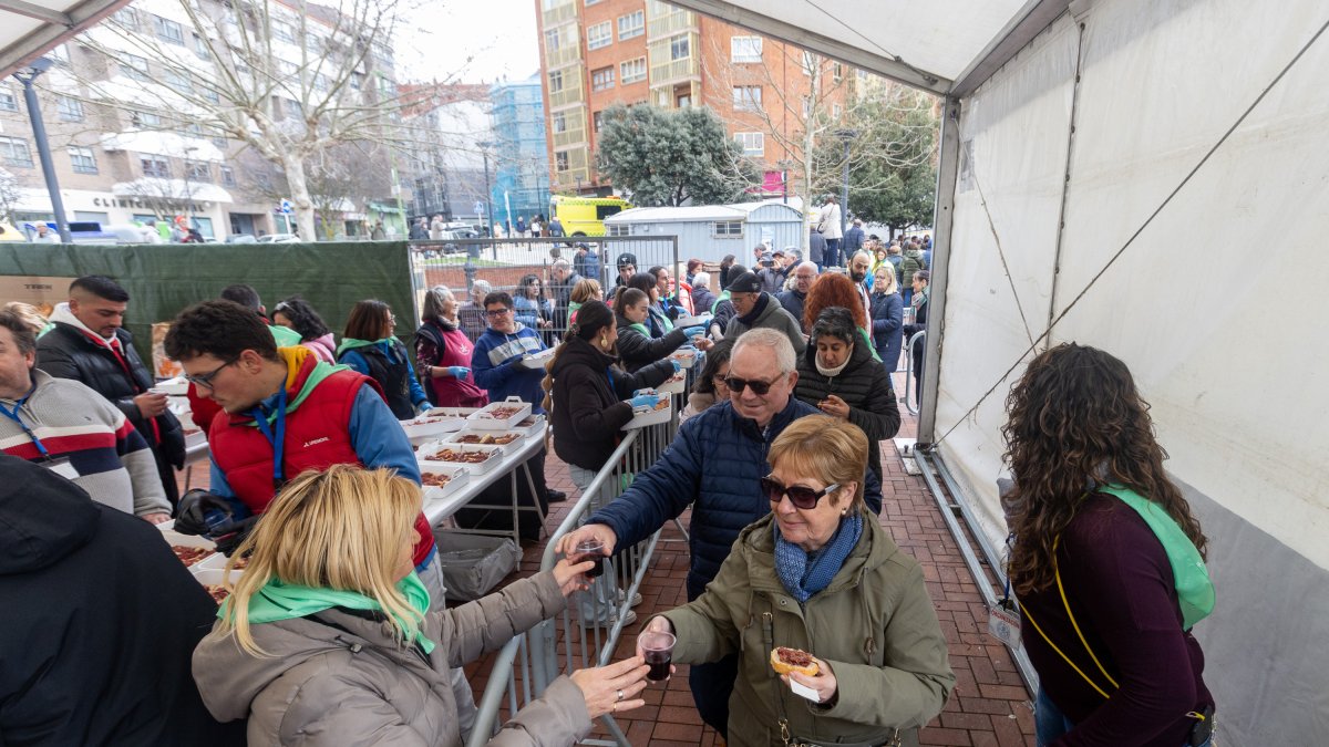 Instante del reparto de cecina en el barrio de San Pedro de la Fuente y Fuentecillas.