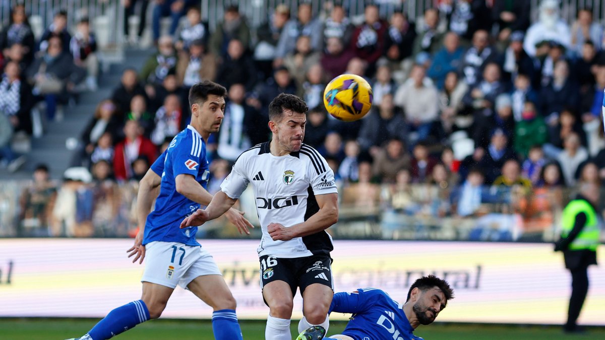 Imagen del partido entre el Burgos CF y el Real Oviedo.