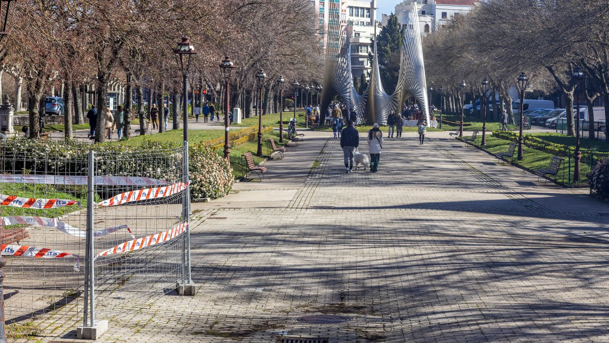 La zona central del paseo del Empecinado presenta este considerable hundimiento.