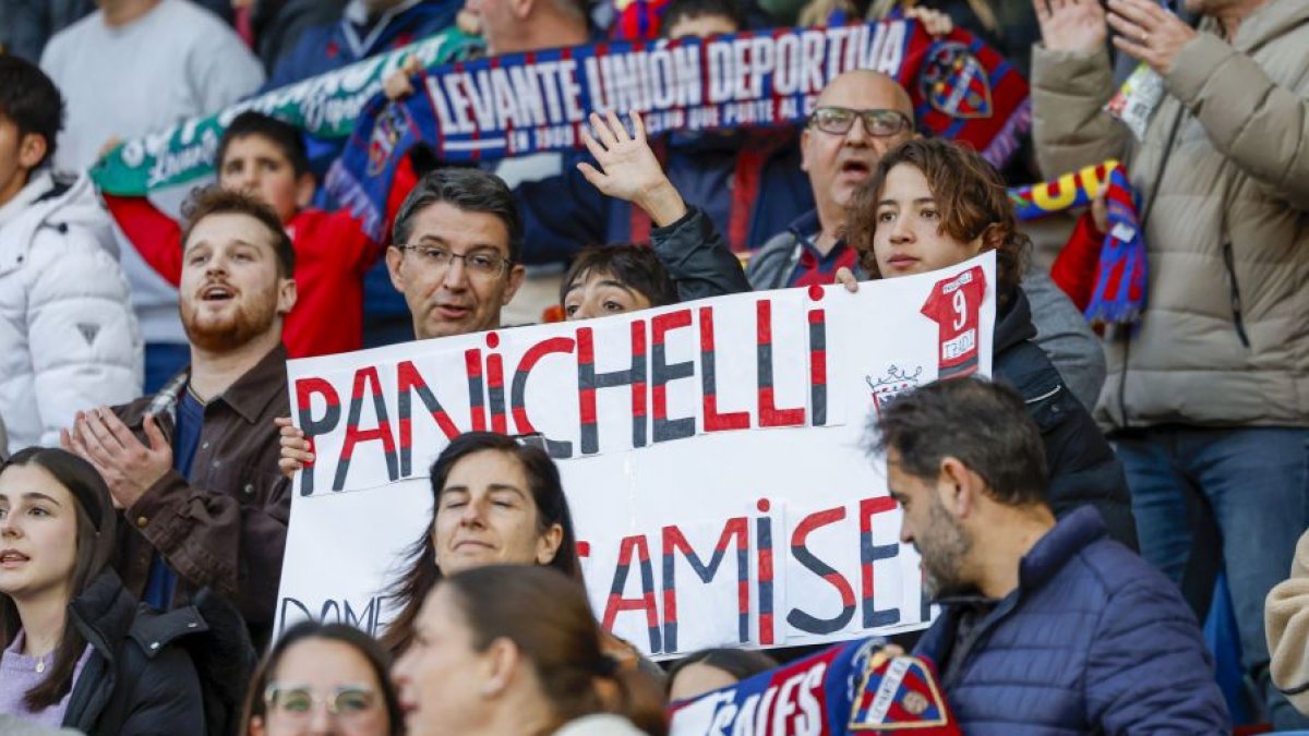 Imagen de aficionados durante el partido.