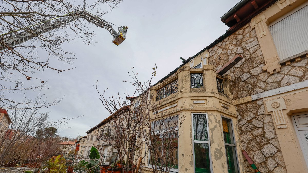 Los bomberos de Burgos acceden a la vivienda afectada por el incendio.