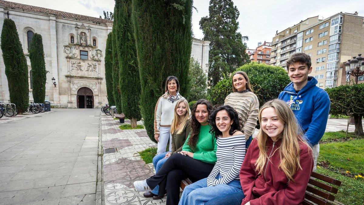 María Luz García Parra posa con María Vedia, Nuño Zamorano (ambos de pie), Aldara Castelo, Celia Saiz, Bárbara Camargo y Lucía Martín (sentadas, de derecha a izquierda).