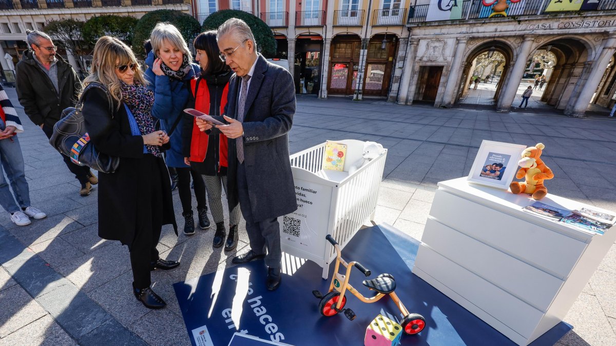 Presentación de la nueva campaña de acogimiento familiar de la Junta y Cruz Roja.