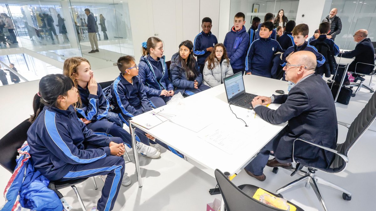 Un grupo de alumnos solicita un préstamo en Arquia para su cooperativa.