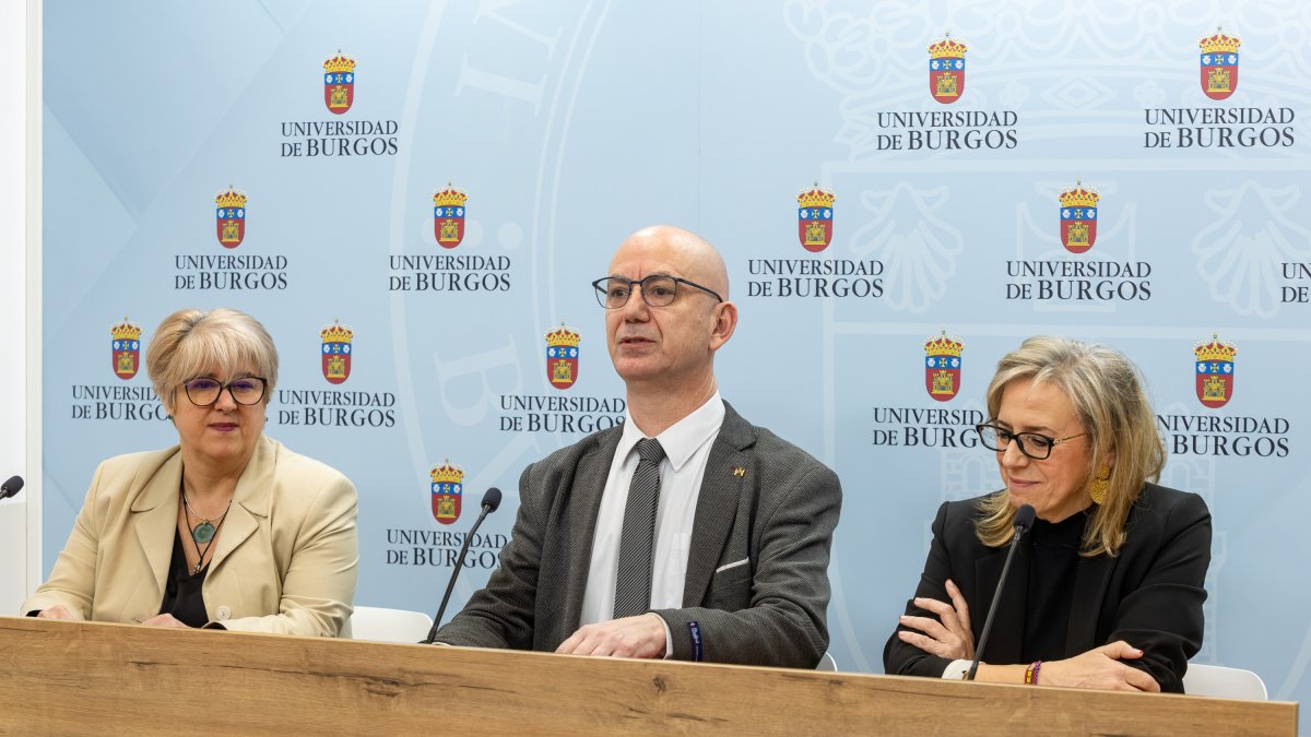 Mónica Carrillo, presidenta de la Asociación Burgalesa de Agencias de Viajes, junto al rector de la UBU, José Miguel García, y la secretaria general de FAE, Emiliana Molero.