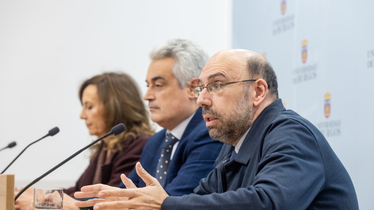 Ángel Ballesteros, coordinador de la Unidad Conjunta de Investigación en Ciencia y Tecnología Cuántica de la UBU, presentó la iniciativa junto al vicerrector de Empresa, Campus y Digitalización, Miguel Ángel Mariscal, y la directora del Centro de Supercomputación de Castilla y León, Hilde Pérez.
