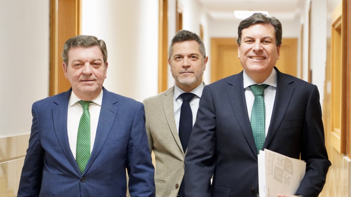 El consejero de Economía y Hacienda y portavoz, Carlos Fernández Carriedo, y el consejero de la Presidencia, Luis Miguel González Gago, comparecen en rueda de prensa posterior al Consejo de Gobierno.