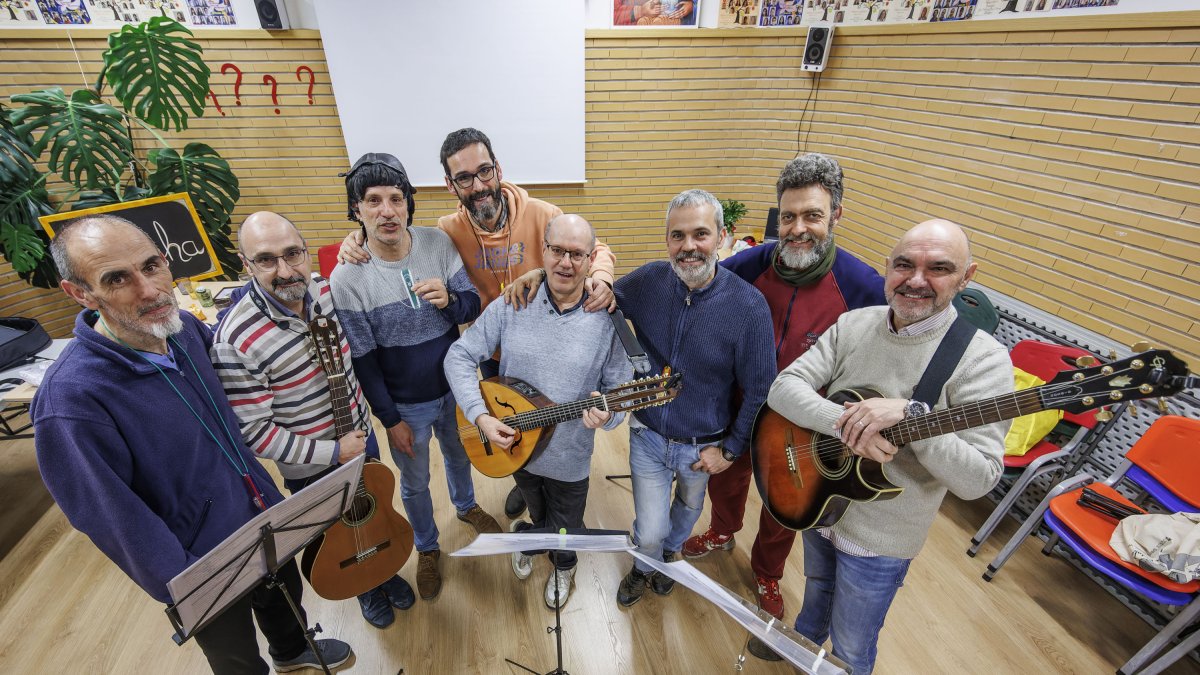 Instante del ensayo de la chirigota de Los Papamoskas.