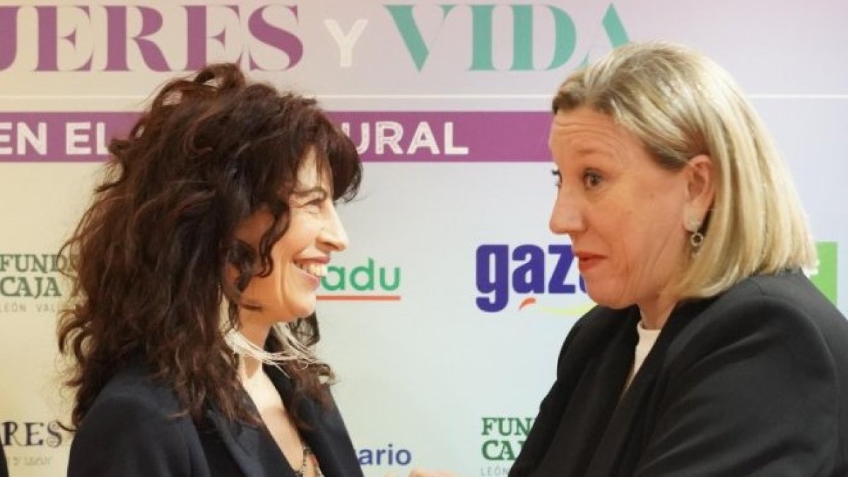 La ministra de Igualdad, Ana Redondo, y la consejera de Familia, Isabel Blanco.