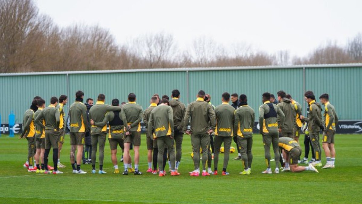 La plantilla, en un corro en el entrenamiento en la ciudad deportiva.