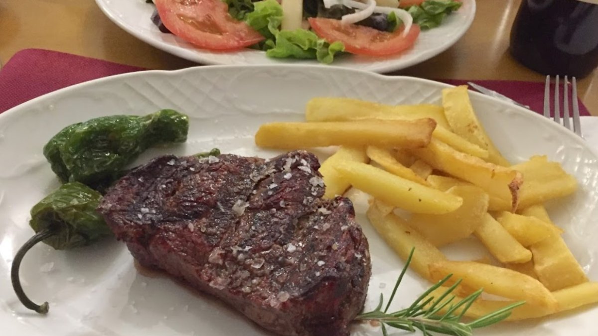 El Restaurante Asador La Cabaña, en Medina de Pomar, está especializado en carnes y pescados a la brasa.