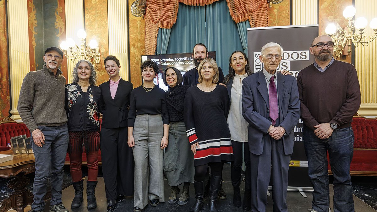 Foto de familia de los galardonados con los Premios TodosTusLibros 2024, este jueves en el Salón Rojo del Teatro Principal de Burgos.