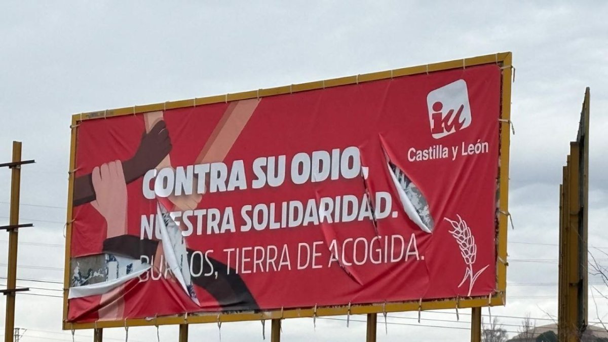 Una de las vallas de la campaña contra el racismo, vandalizada  en Burgos.