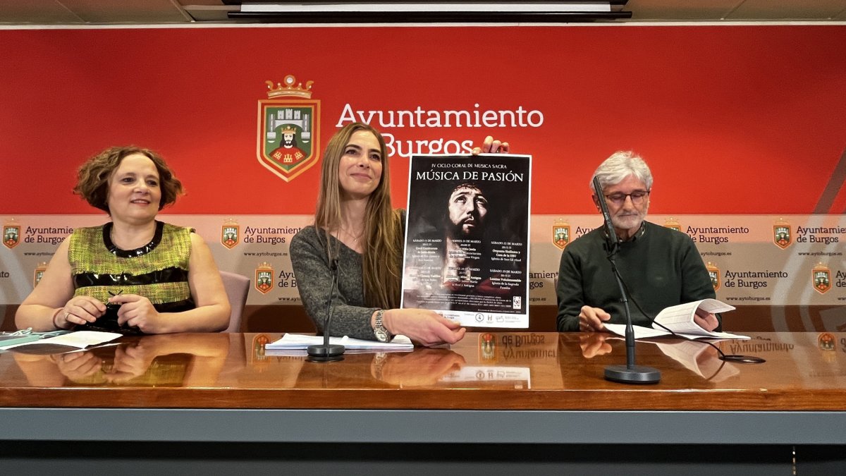 La vicepresidenta de las corales de Burgos, Marta Hernando, la concejala Carolina Álvarez, y el tesorero, Moisés Vallejo.