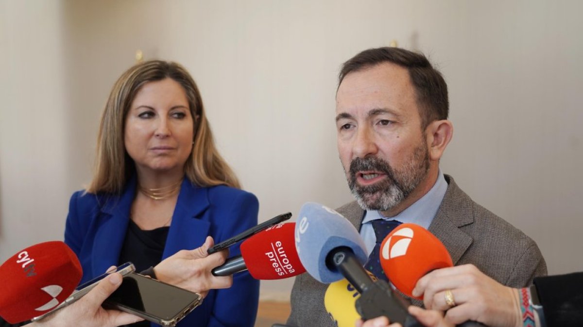 Ana Rosa Hernando y Javier Teira en su comparecencia ante los medios.