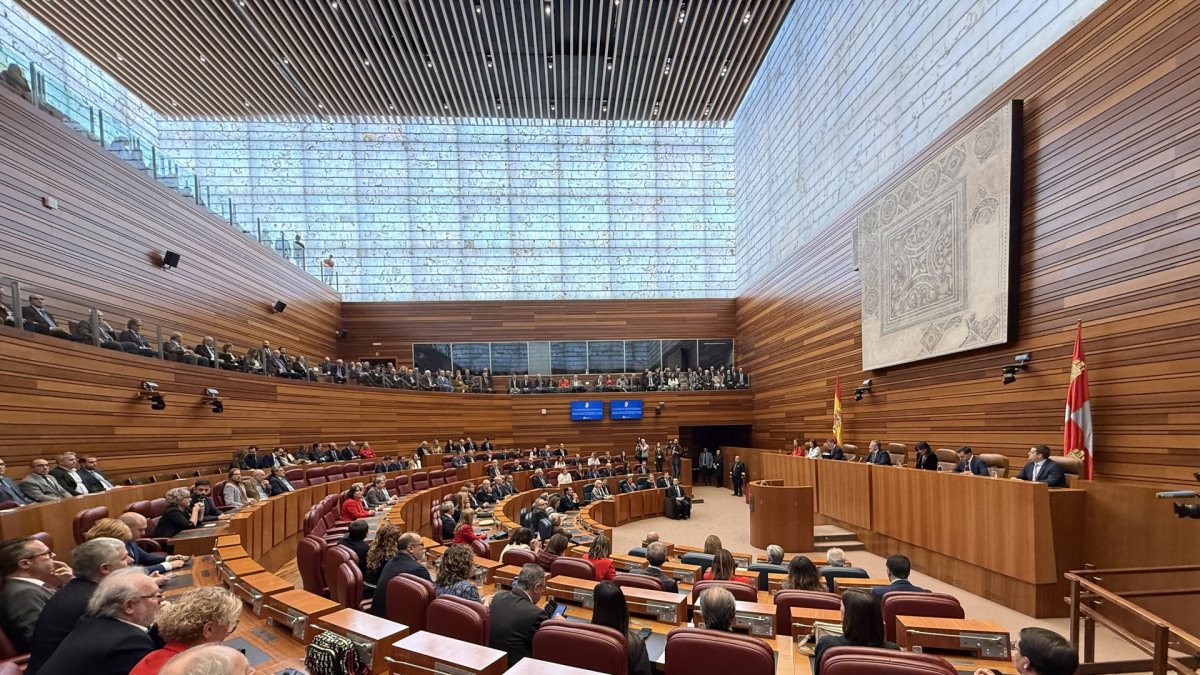 Acto institucional de conmemoración del 42 aniversario del Estatuto de Autonomía de Castilla y León, con la entrega de la Medalla de Oro de las Cortes a la Semana Santa de la Comunidad.