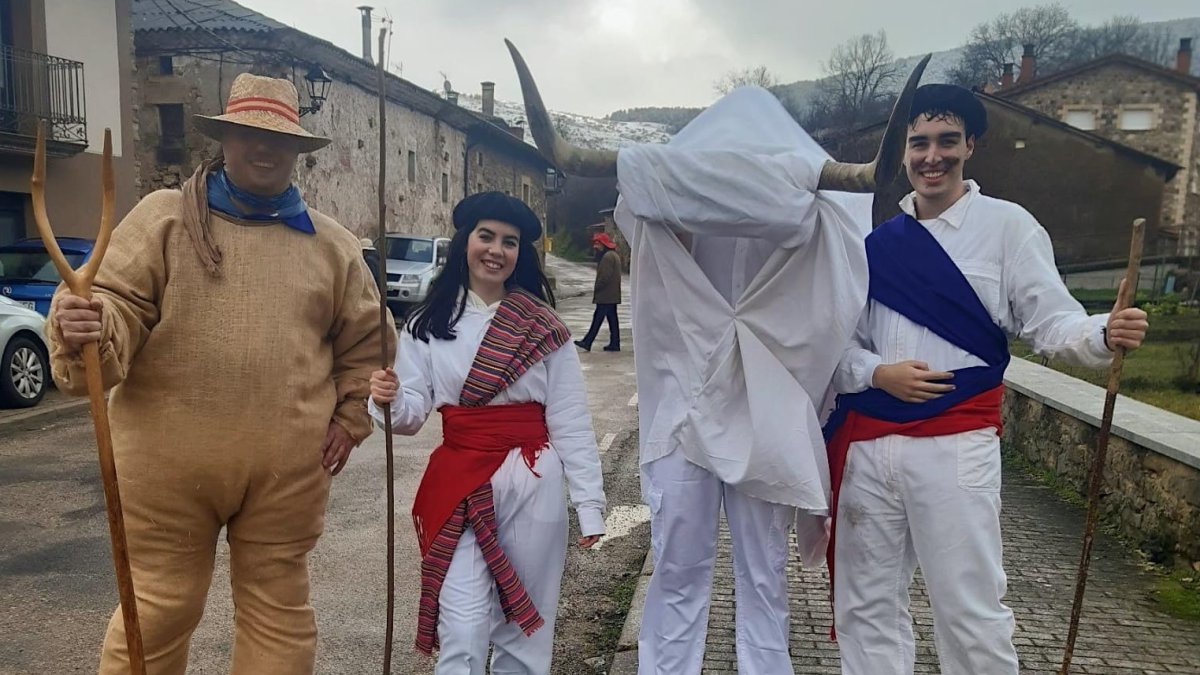 Pericopajas, dos toreros y la Vaca Romera en Tolbaños de Arriba.