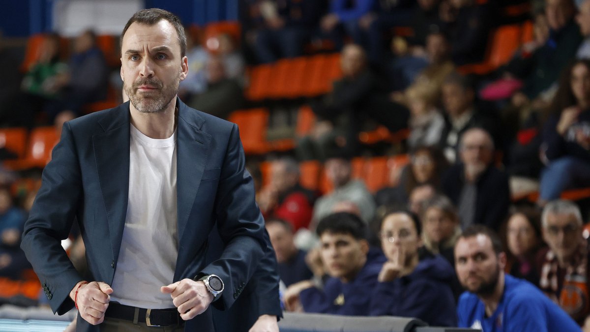 Salva Camps en El Plantío en el partido ante el Menorca.