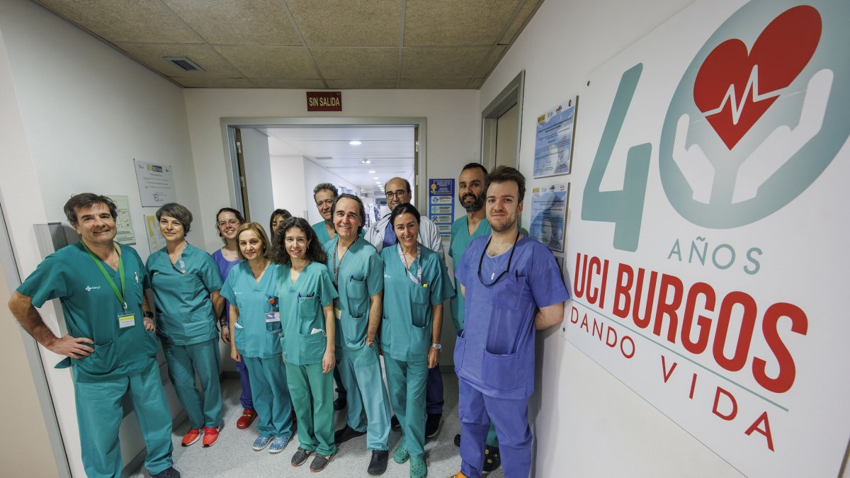 Parte del equipo de medicos y enfermeras de la Unidad de Cuidados Intensivos del Hospital Universitario de Burgos.