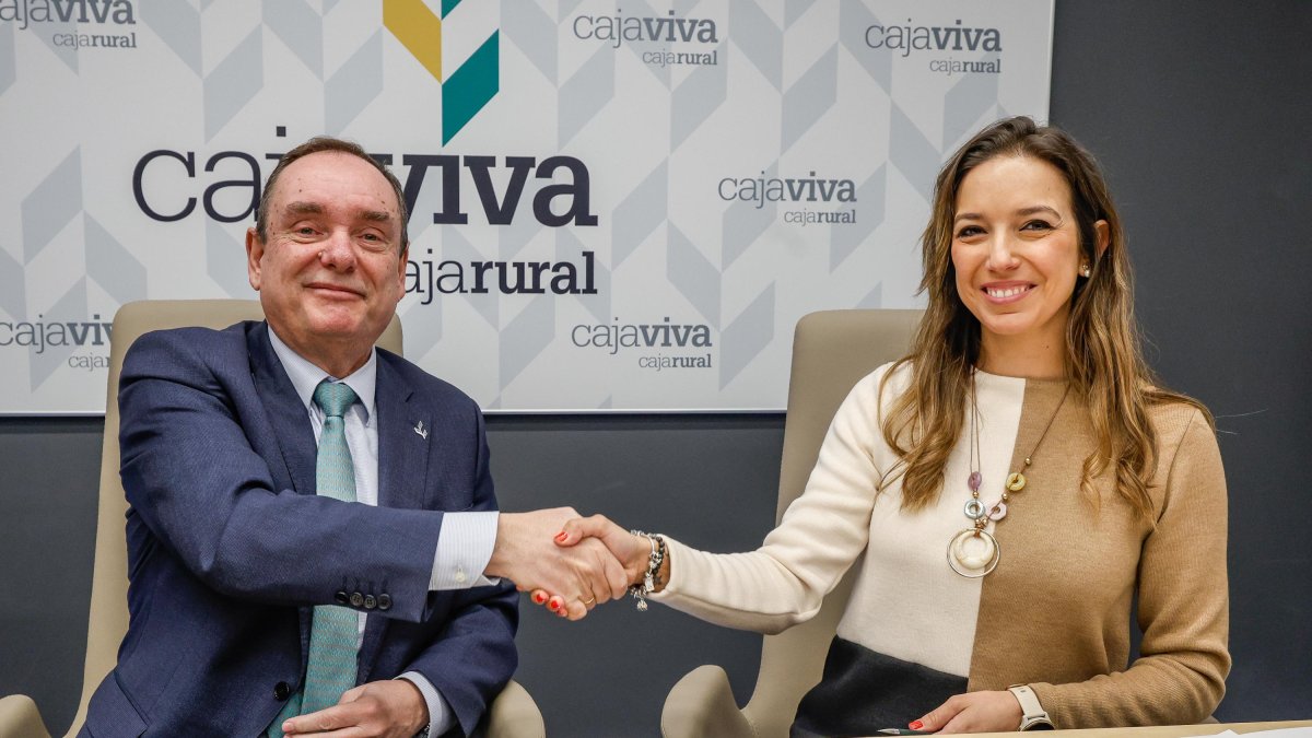 Ramón Sobremonte, director general de Cajaviva Caja Rural, sella el convenio de colaboración con la presidenta de AJE, Lucía Echevarrieta.