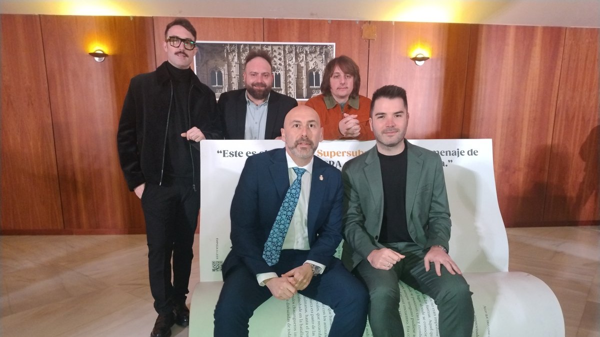 El concejal Juan Manuel Abad posa con la banda Supersubmarina