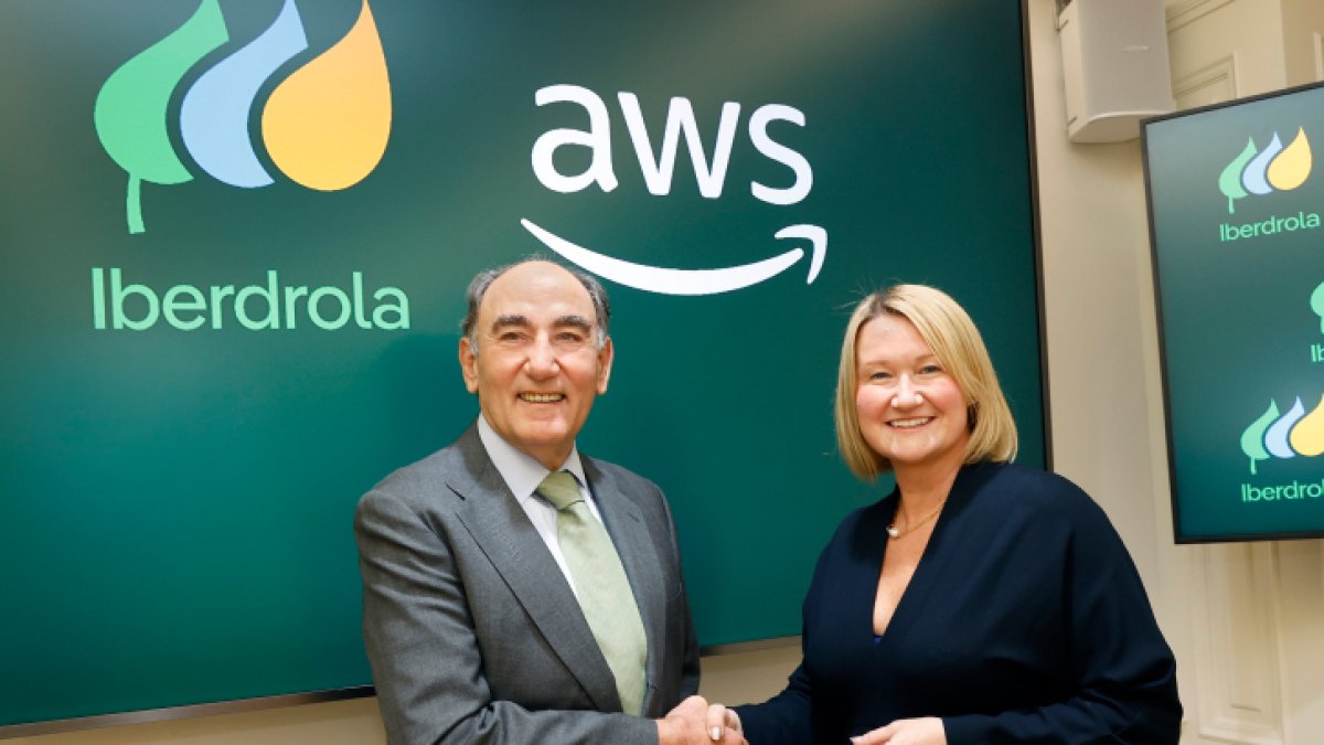 Los altos directivos de Iberdrola y Amazon tras la firma del acuerdo.