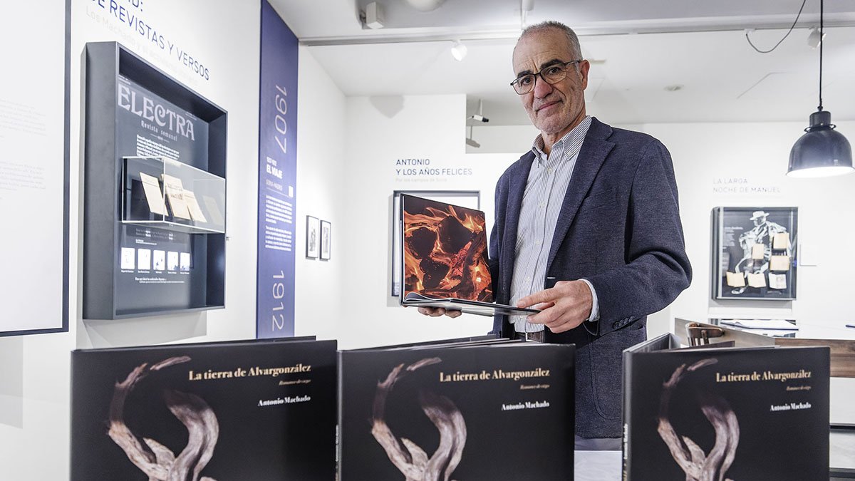 El artista burgalés Pepe Carazo, junto a varios ejemplares de la edición de ‘La tierra de Alvargonzález’ recién publicada.