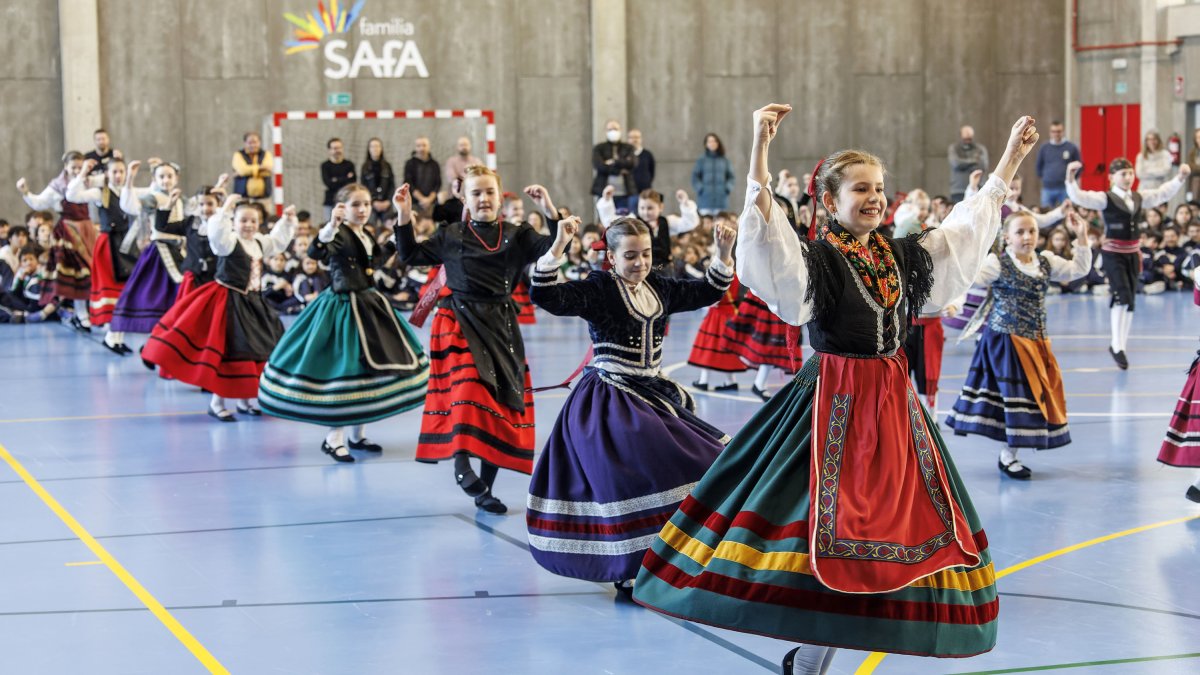 Canto a las Marzas en el colegio Sagrada Familia