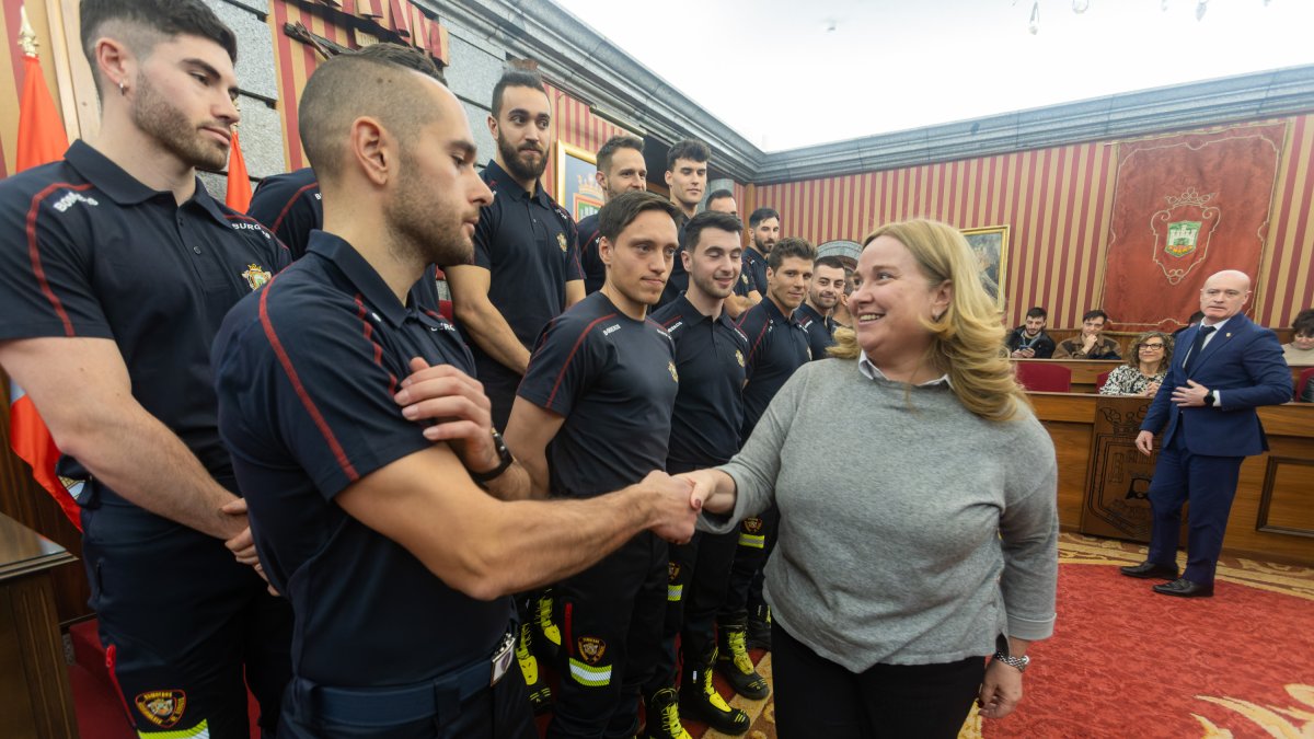 Imagen de archivo de la alcaldesa, Cristina Ayala, durante la bienvenida oficial a nuevos efectivos del Cuerpo de Bomberos de Burgos.