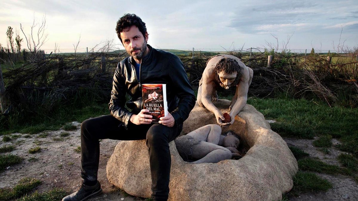 Manuel Ríos San Martín con su novela 'la huella del mal', cuya adaptación cinematográfica estrenará el 4 de abril.