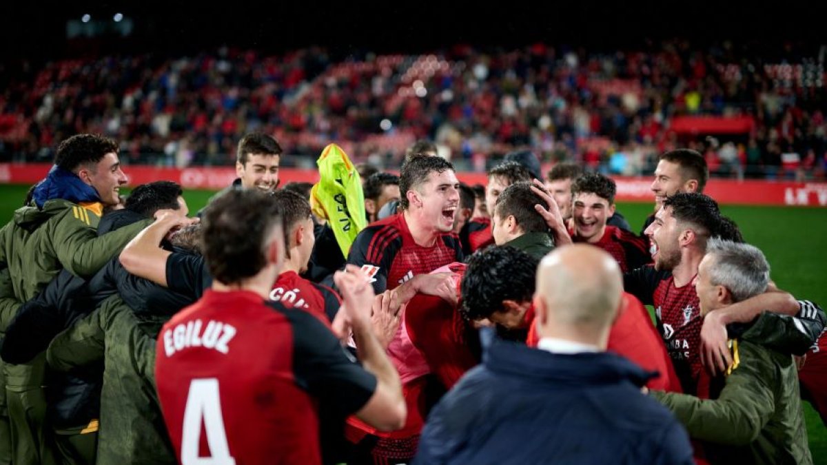 La plantilla celebra la victoria en Anduva que le da matemáticamente la permanencia.