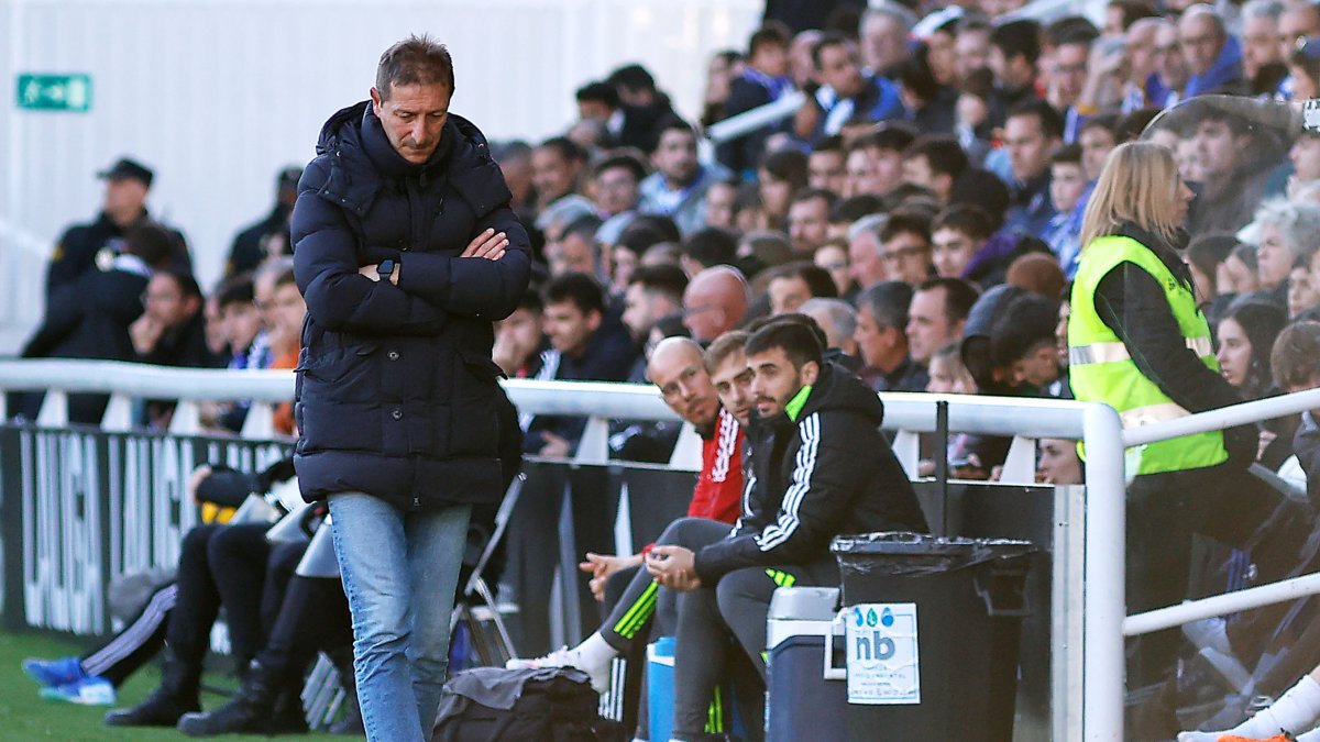 Ramis camina por la banda de El Plantío durante el partido contra el Oviedo.