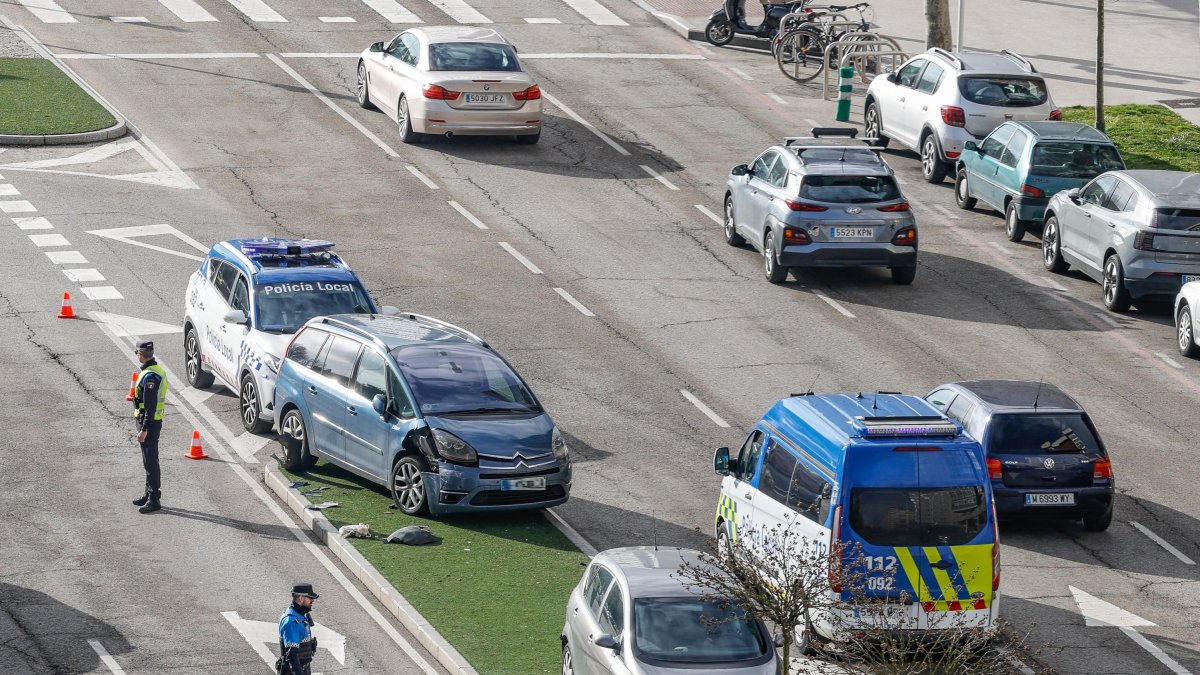 Colisión entre dos turismos en la avenida Cantabria.