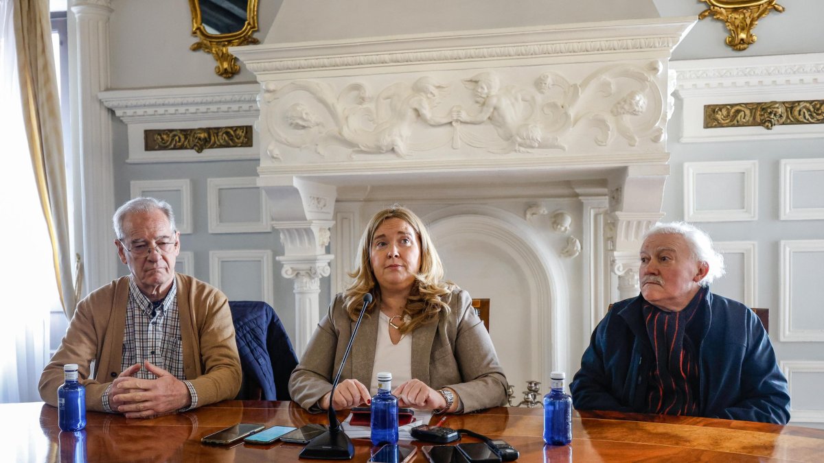 Francés, Ayala y Díez en la sala noble del Palacio de Castilfalé.