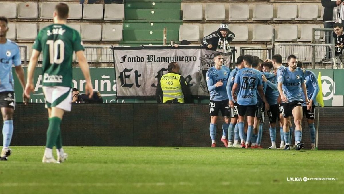 La plantilla celebra sobre el césped  el gol de la victoria en el campo de A Malata.