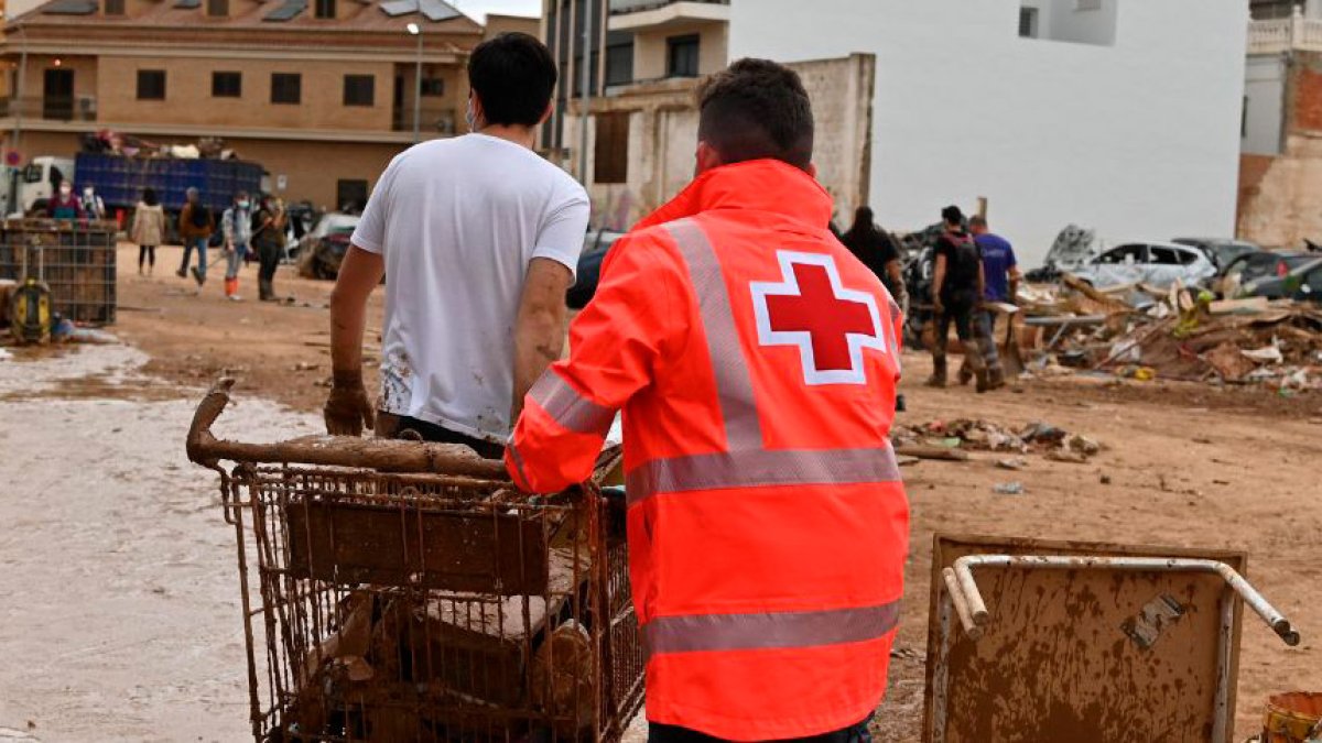 Imagen de un miembro de Cruz Roja en la zona afectada por la DANA.