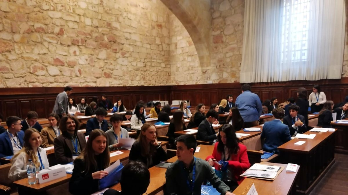 Estudiantes universitarios participando en un simulacro de debate.