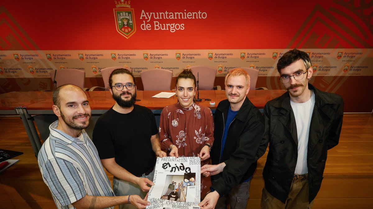 El Nido y la concejala de Cultura, Andrea Ballesteros, con el cartel de presentación en directo de 'La Constancia'.