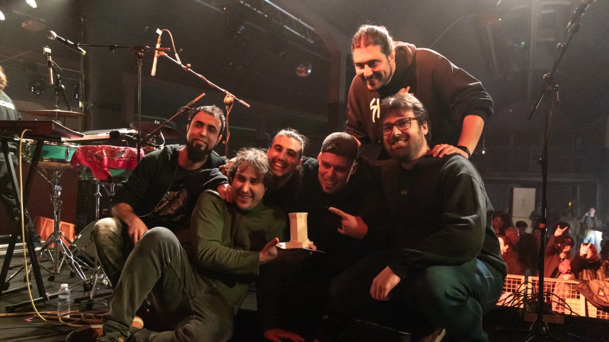 Imagen del Grupo 'Ascua' con el galardón del UBULive 2025.