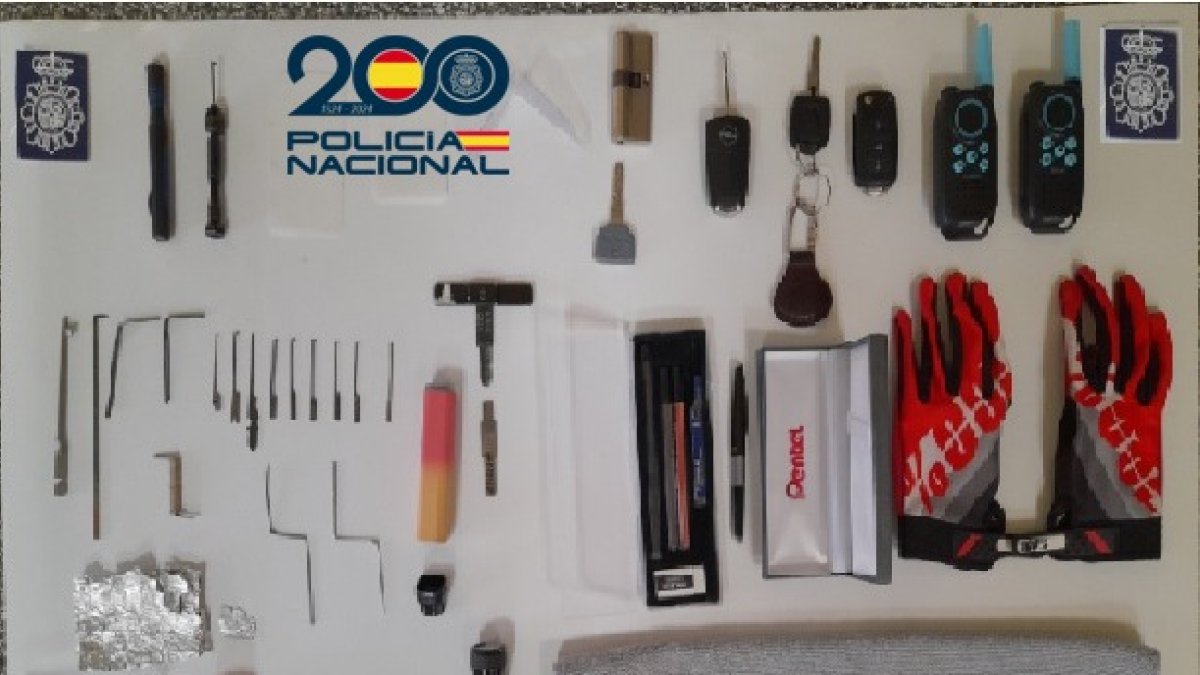 Material incautado a los dos detenidos.