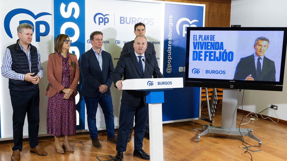 Miguel Tellado, en la sede del PP de Burgos, junto al presidente del PP, Borja Suárez, y los parlamentarios 'populares'.