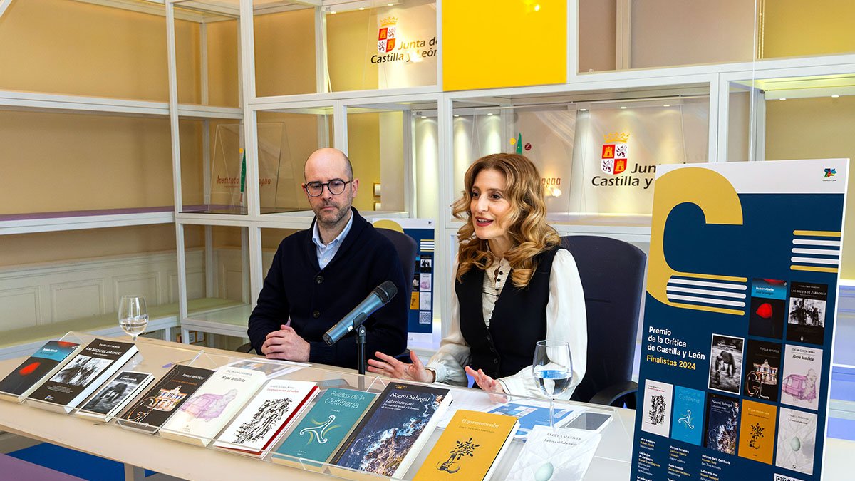 La viceconsejera de Acción Cultural, Mar Sancho, y el director del Instituto de la Lengua, Andrés Abajo, presentaron las obras finalistas.