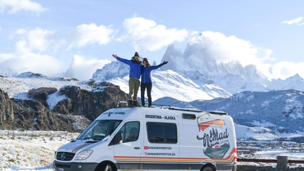 Marina y Abraham se retratan encima de su furgoneta frente al Monte Fitz Roy en la frontera entre Argentina y Chile.