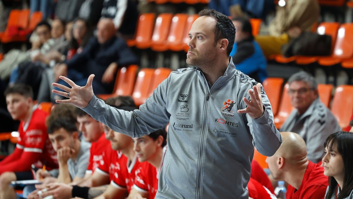 El técnico del UBU San Pablo Burgos, Roi Sánchez, durante el partido ante Cuenca.