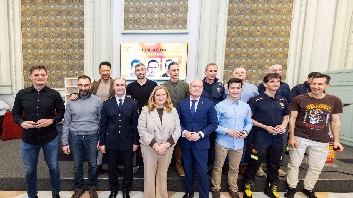 Los bomberos que cumplen 25 años de servicio recibieron un reconocimiento.