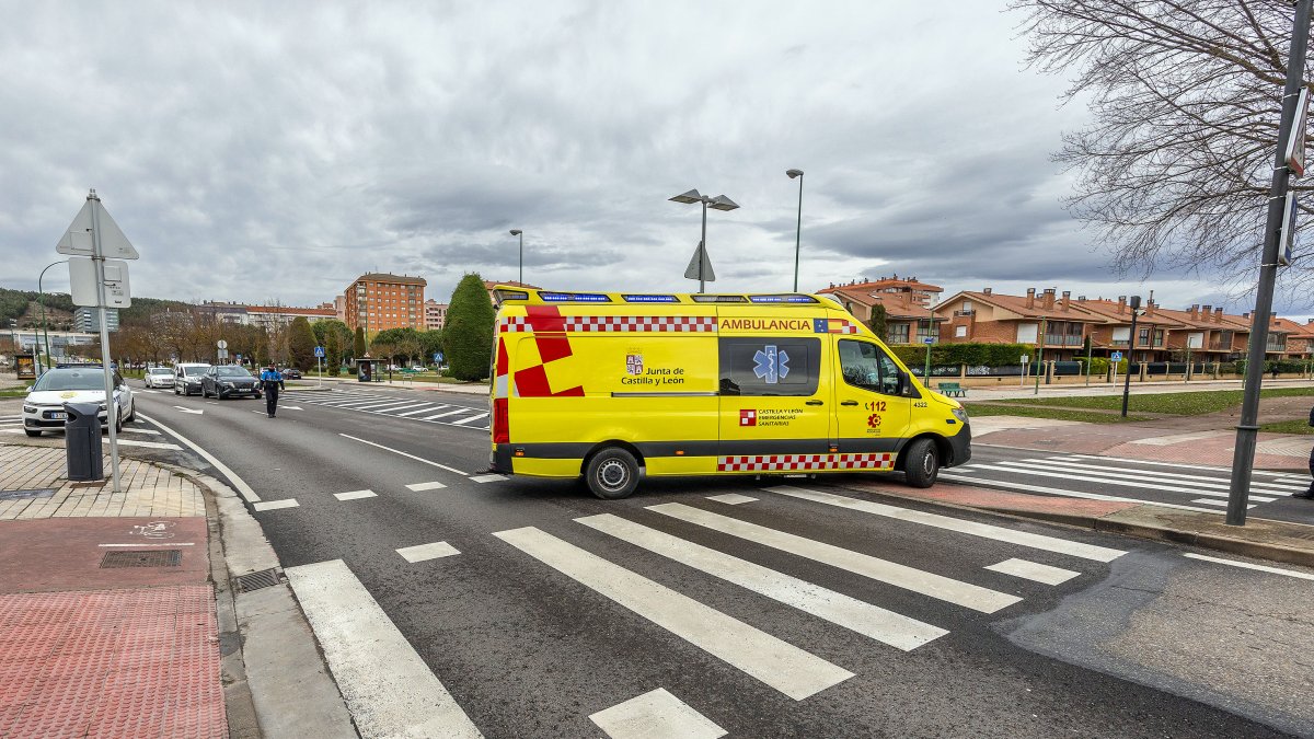 Imagen de la ambulancia en el lugar del atropello.