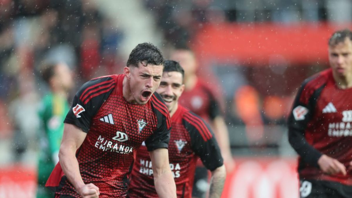 Los jugadores del Mirandés celebran el gol.