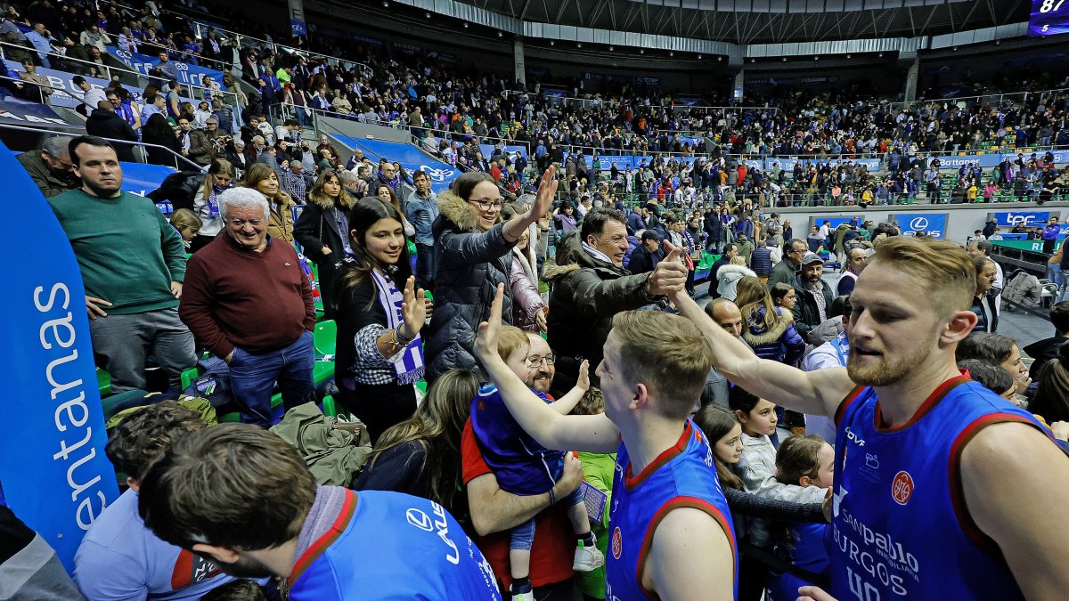 Los jugadores saludan a los aficionados.