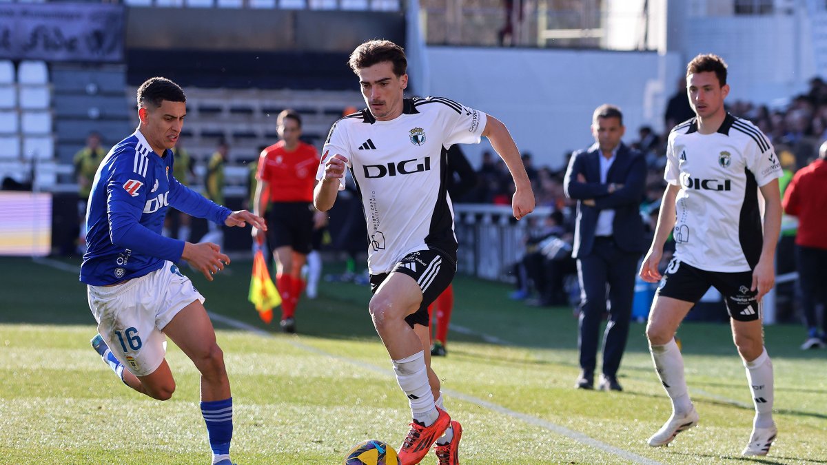 Íñigo Córdoba, durante el partido contra el Oviedo.
